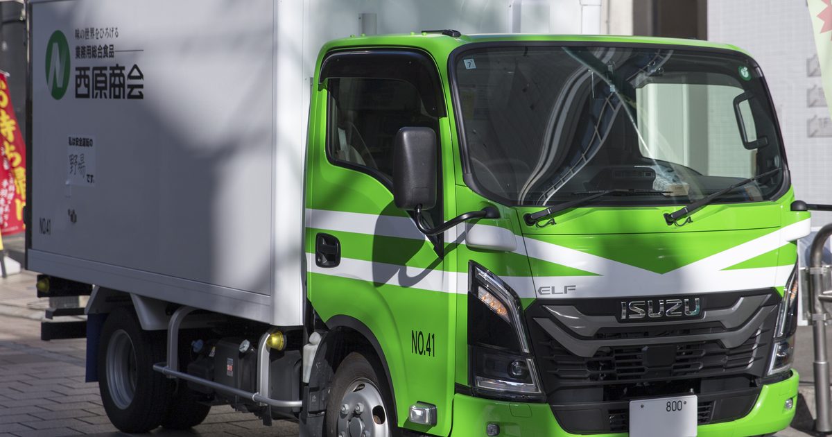 Camion de livraison à caisse frigorifique vu de trois quarts avant